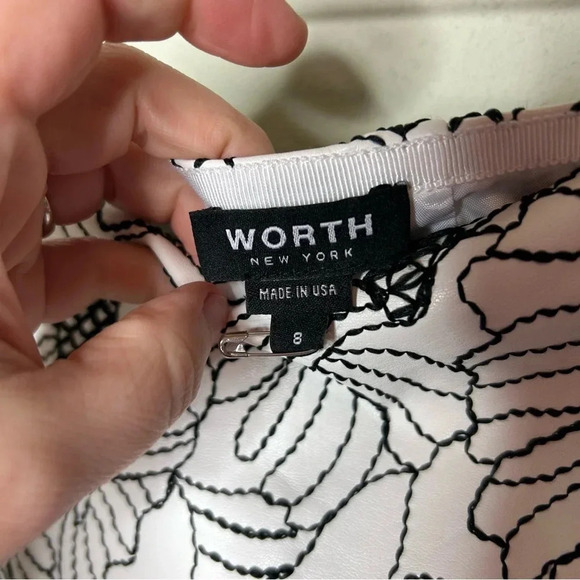 Worth New York White Faux Leather Skirt with  Black Floral Embroidery Size 8 - Picture 6 of 8